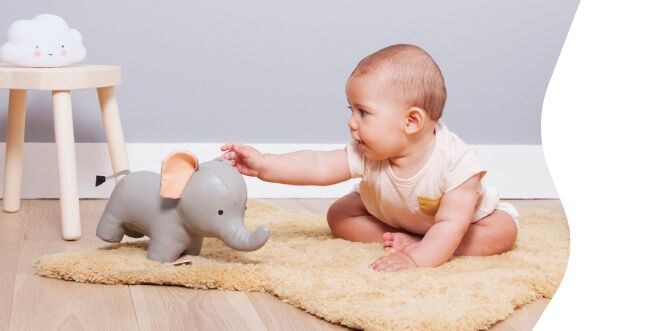 Bebé a brincar com um elefante da Little Big Friends 
